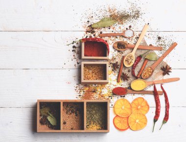 çeşitli aromatik baharat seti