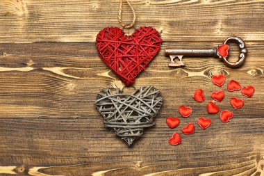 hasır kalp ve Sevgililer dekorasyon olarak ahşap üzerine metalik anahtar