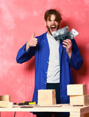 bağıran adam macun tutan bıçaklar