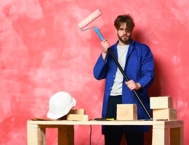 Oluşturucu adam boya silindiri holding