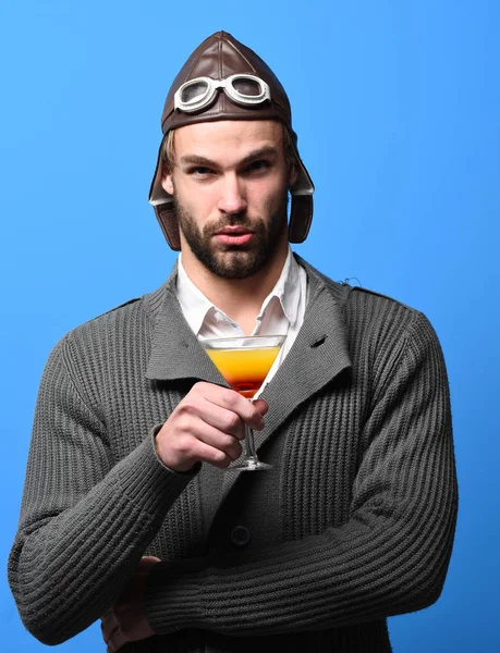 Bearded pilot with cocktail in glass — Stock Photo, Image