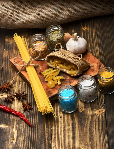 Cocinar pasta con especias, chile, ajo y badiano —  Fotos de Stock