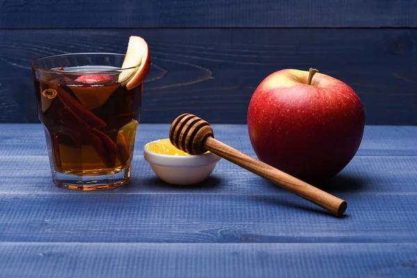 Склянка з соком, шматочки яблука, кориці, меду, палички — стокове фото
