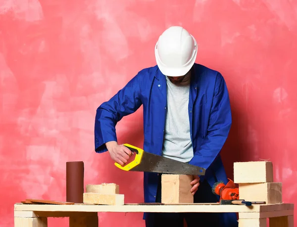 Bauarbeiter hält Säge in der Hand — Stockfoto