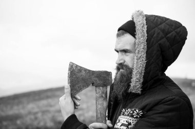 Sakallı yakışıklı ciddi adam dağ üstüne paslı balta ile