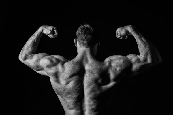 Bel bodybuilder uomo con allenamento muscolare del corpo e posa — Foto Stock