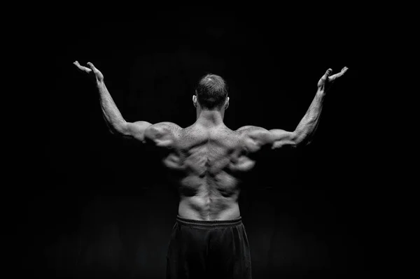 Guapo culturista hombre con el entrenamiento muscular del cuerpo y posando —  Fotos de Stock