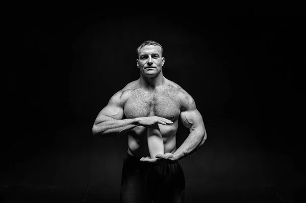 Schöner sexy Athlet Mann mit muskulösem Körper hält Trinkflasche — Stockfoto
