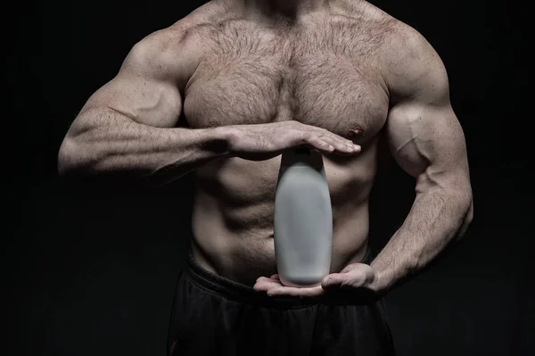 Sexy muskulösen männlichen Oberkörper des Athleten Mann hält Trinkflasche — Stockfoto