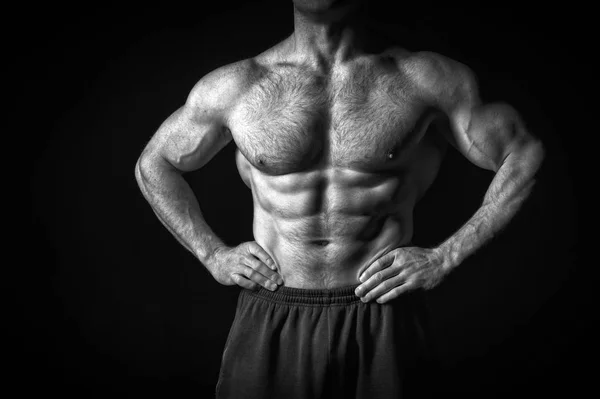 Sexy muscular macho torso con peludo pecho de hombre entrenamiento —  Fotos de Stock