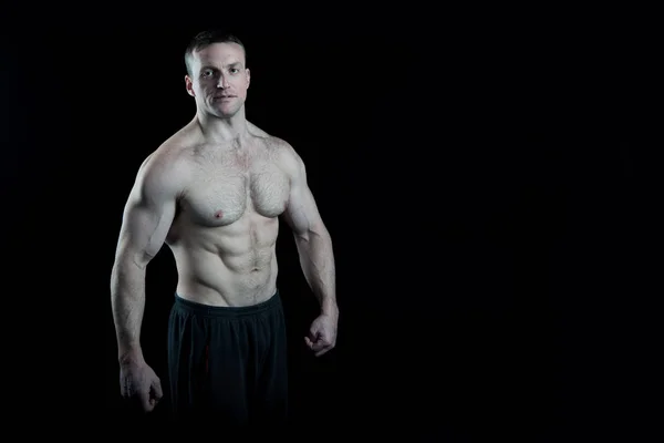 Όμορφος αθλητής σέξι άνδρας με μυώδες σώμα κατάρτισης και θέτοντας — Φωτογραφία Αρχείου