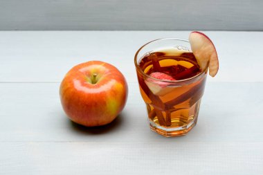 cam suyu, elma, tarçın, elma parçaları ile