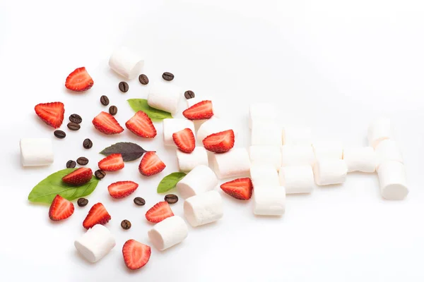 Marshmallow, kaffebönor, jordgubb och basilika på vit bakgrund — Stockfoto