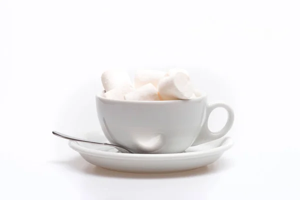 Kopp med marshmallow på tallrik med sked — Stockfoto