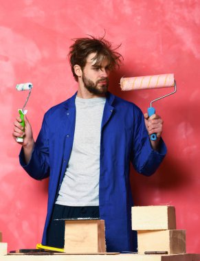 boya merdaneleri tutan Oluşturucu adam