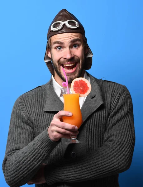 Bebaarde piloot met cocktail in glas — Stockfoto
