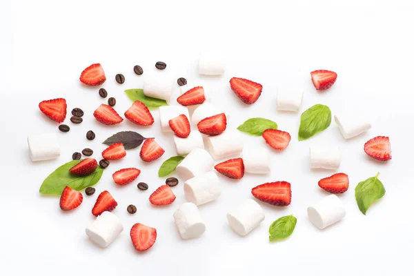 Marshmallow, kaffebönor, jordgubb och basilika på vit bakgrund — Stockfoto