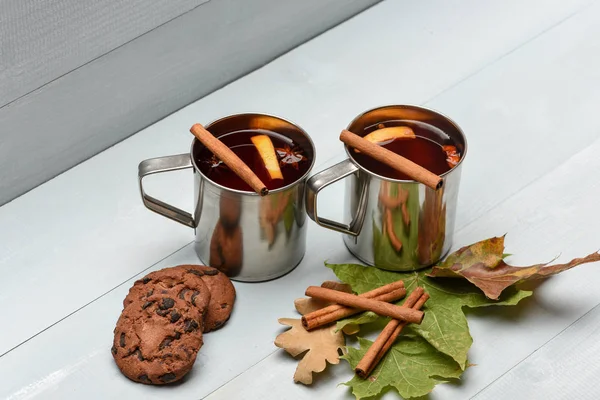 Μπισκότα σοκολάτας και mulled κρασί με κανέλα σε μεταλλικό κούπα — Φωτογραφία Αρχείου