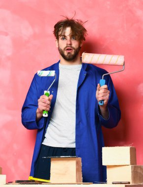 boya merdaneleri tutan Oluşturucu adam