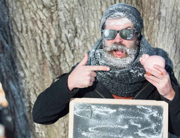 Man med bräda och gris — Stockfoto