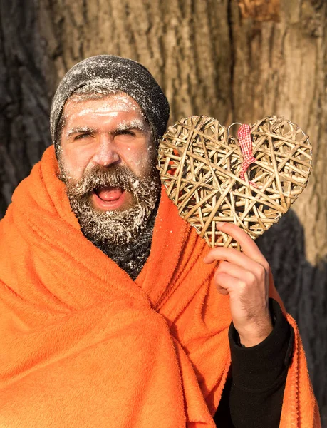 Homem em cobertor com coração — Fotografia de Stock