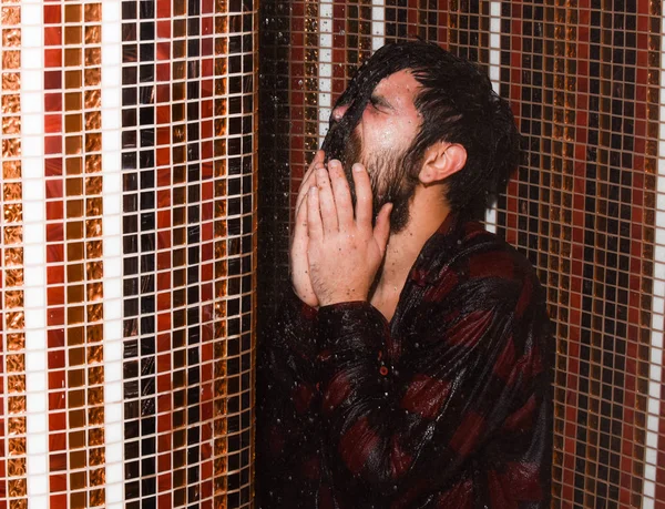 Bel homme lave dans la douche — Photo