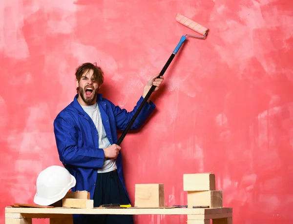 Gritando hombre sosteniendo rodillo de pintura — Foto de Stock