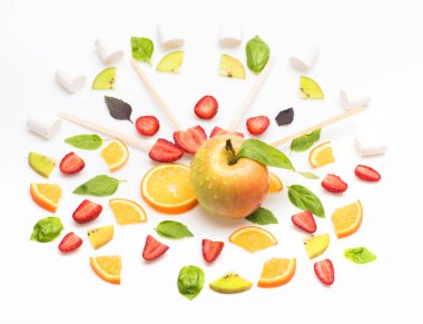 Yeşil nane yaprakları, üzerinde beyaz izole elma ve portakal tatlısı