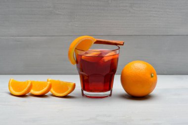 çay veya tarçın ile mulled şarap, turuncu ahşap arka plan üzerinde