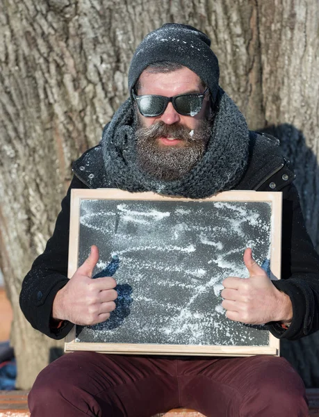 Vinter skäggig man med ombord — Stockfoto