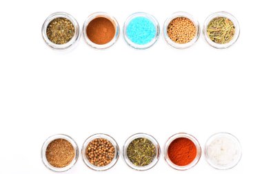 beyaz zemin üzerine kavanoz içinde çeşitli baharatlar