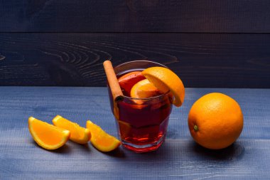 çay veya mulled şarap ile portakal, tarçın ahşap arka plan üzerinde