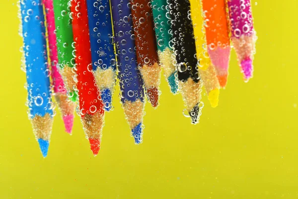 Lápices de colores en agua con gas —  Fotos de Stock