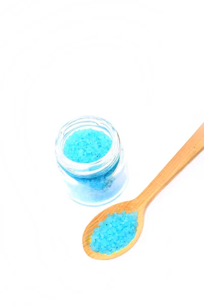 Sal azul no frasco e colher no fundo branco — Fotografia de Stock