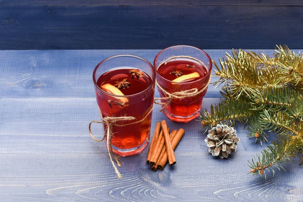 Tee oder Glühwein mit Zimt, Tanne, Tannenzapfen zu Weihnachten — Stockfoto