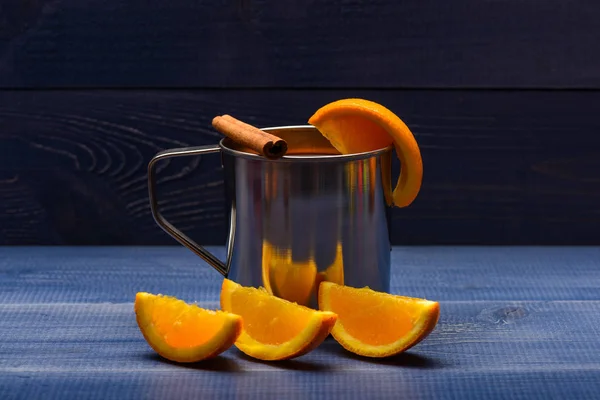 Чай или глинтвейн с корицей и апельсином на Рождество — стоковое фото