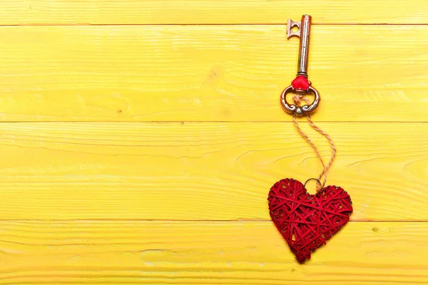 Kovový klíč s valentine srdce — Stock fotografie