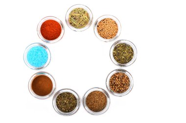 beyaz zemin üzerine kavanoz içinde çeşitli baharatlar