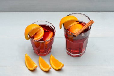 çay veya tarçın ile mulled şarap, turuncu ahşap arka plan üzerinde