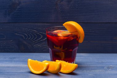 çay ya da turuncu ahşap arka plan üzerinde mulled şarap