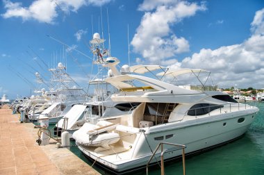 Bulutlu gökyüzü ile koyda yatlar