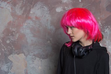 kulaklıklar ile pembe peruk DJ kız