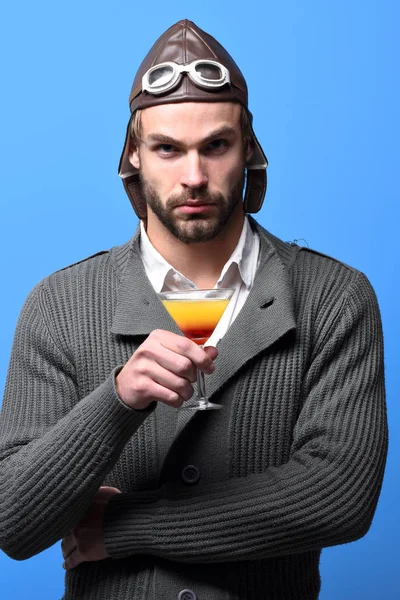 Bearded pilot with cocktail in glass — Stock Photo, Image