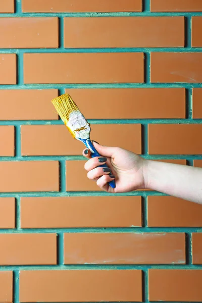 El tuğla duvar boya fırçası — Stok fotoğraf