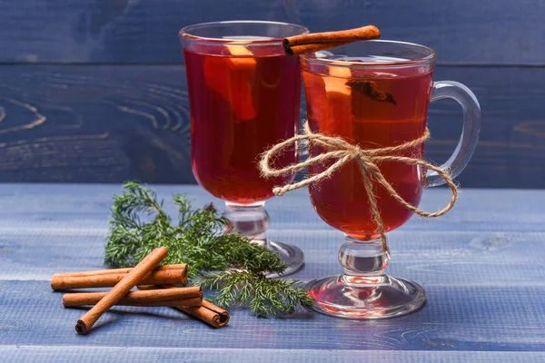 Τσάι ή ζεστό κρασί με κανέλα και έλατα για τα Χριστούγεννα — Φωτογραφία Αρχείου