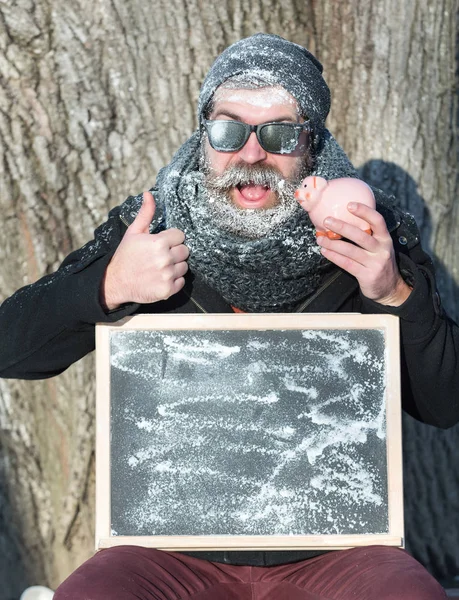 Man med bräda och gris — Stockfoto