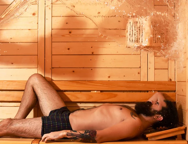 Knappe man ontspant in de sauna — Stockfoto