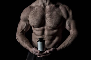 kas vücut yakışıklı seksi atlet adamla plastik kavanoz veya kapsayıcı tutan