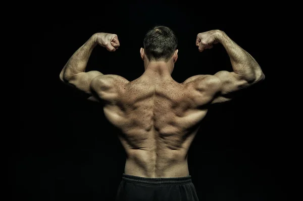 Красивий культурист чоловік з тренуванням м'язового тіла і позує — стокове фото