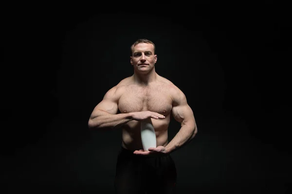 Przystojny seksowny lekkoatletka mężczyzna z muskularne ciało posiada butelka napoju — Zdjęcie stockowe
